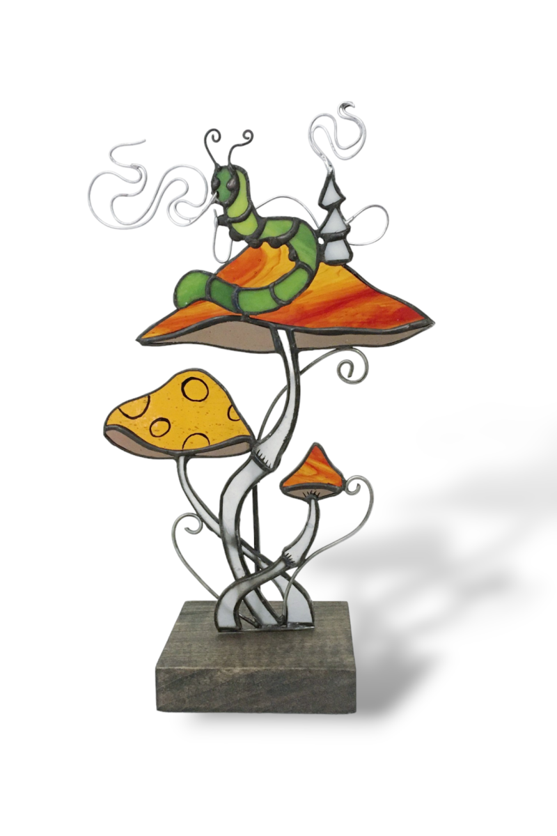 Sculpture en vitrail de 3 champignons et d'une chenille fumant un narguilé sur l'un d'eux.