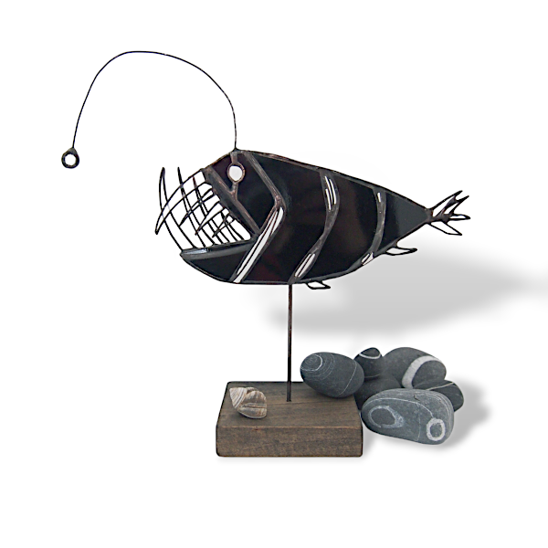 Sculpture en vitrail d'un poisson lanterne noir posé sur un socle en bois.